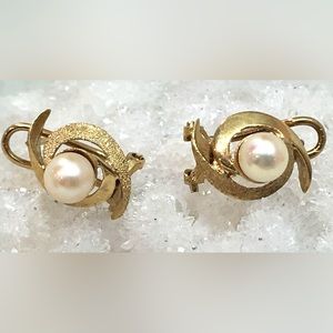 Gorgeous 14K Yellow Gold Pearl Clip Earrings-3.6g